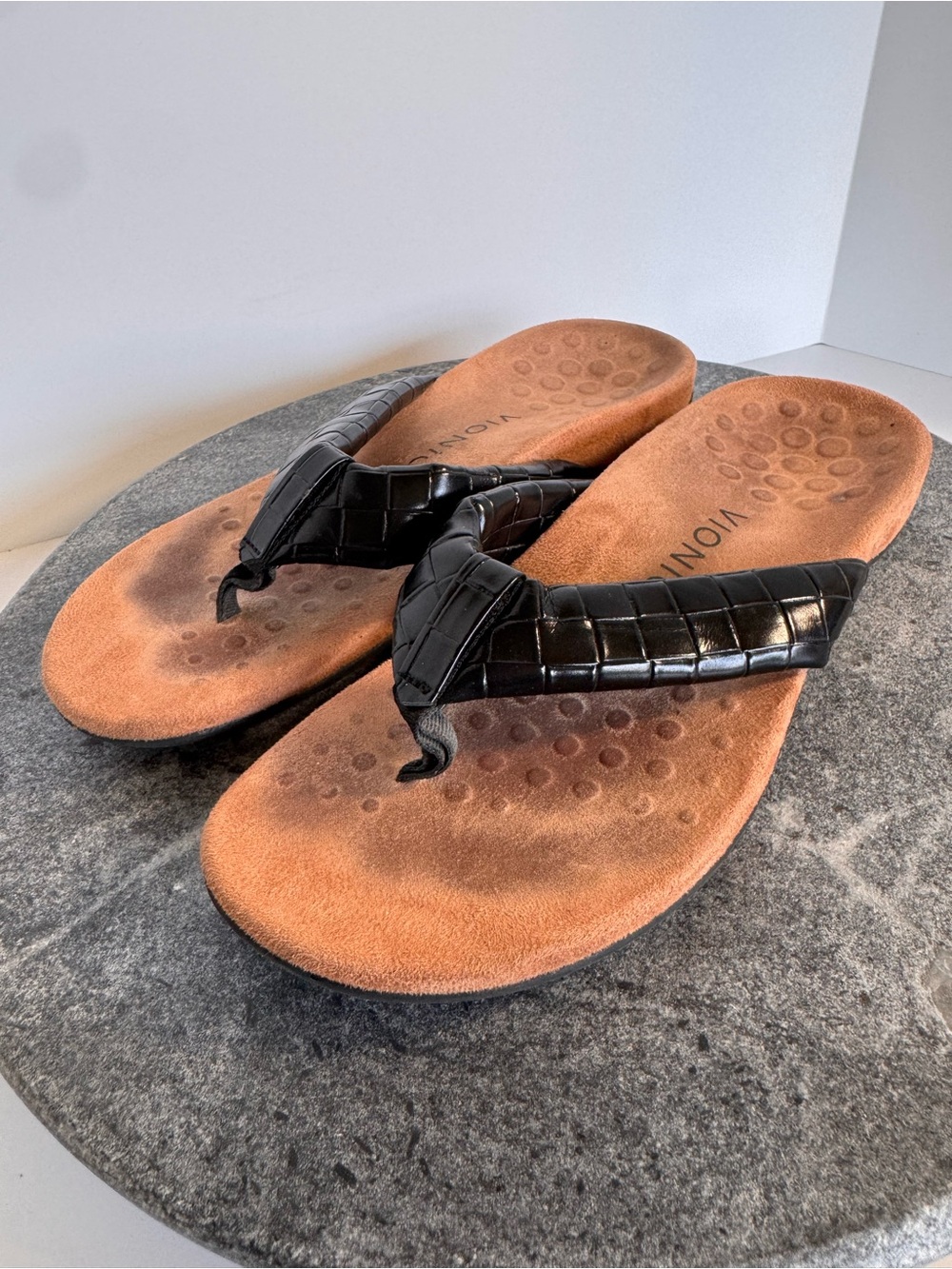Vionic Layne Puffy Black Leather Sandals Flip Flops 7